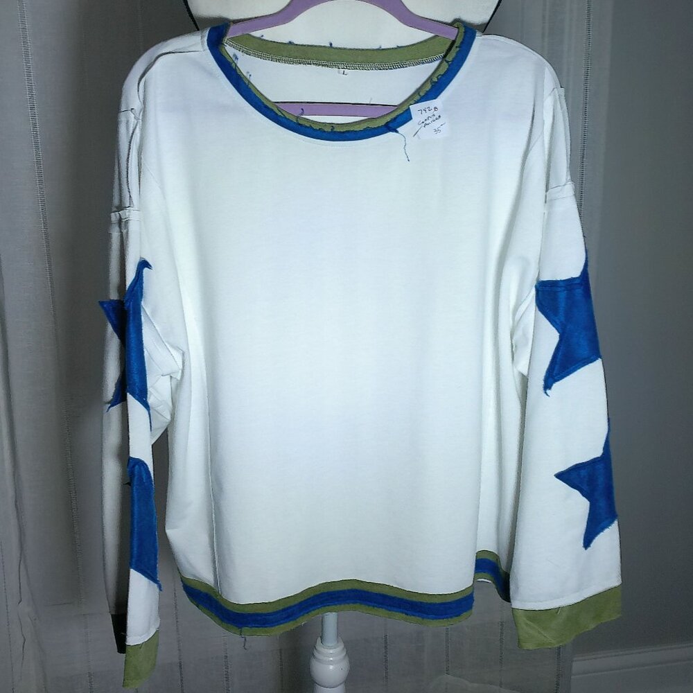 BOUTIQUE BRAND Long Sleeve Scoop Neck White w/Blue Star & Green Accents Top L